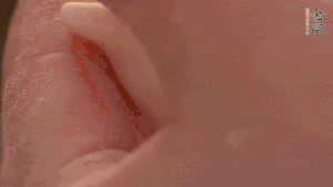 取一小團面，用掌心搓成小球狀，從小球中心捏窩，放入餡料，封口后，留出小尾巴。