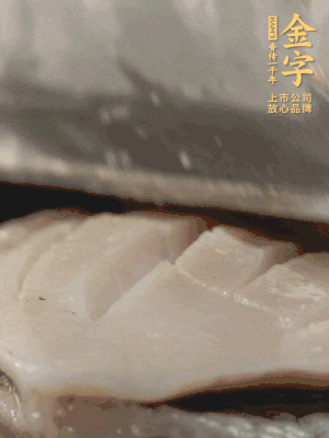 鮑魚用勺子撬出來，去掉內(nèi)臟和牙齒，加面粉、白醋、鹽、啤酒抓一下，清水洗凈，切花刀。