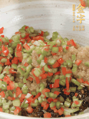 XO醬、蒜蓉醬、青紅椒粒攪拌成醬料。