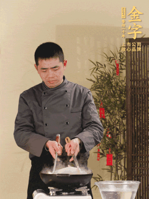 整只土雞冷水下鍋，加蔥姜、料酒焯水，撈出后用溫水清洗干凈。