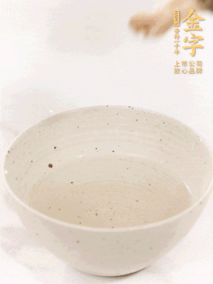 羊肚菌流水洗凈2遍后，溫水泡發(fā)15-20分鐘。