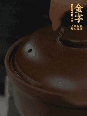 雞、火腿、姜片一起放入砂鍋中，大火轉(zhuǎn)小火燉2小時。