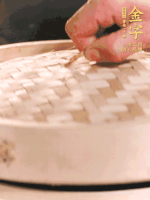 醬鴨半只加姜片、蔥、黃酒上鍋蒸20分鐘。