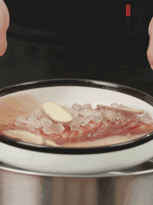 置于盤中，加冰糖100g、黃酒100g、水200g，上鍋蒸20分鐘。