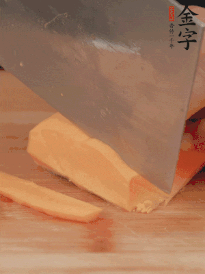 南瓜改刀切片，把蒸好的火腿鋪到南瓜上。