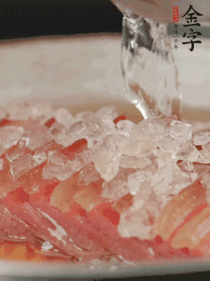 依舊放上冰糖100g、黃酒100g、水200g，鍋中再蒸15分鐘。