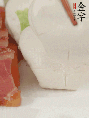 生菜切段，放入荷葉夾。