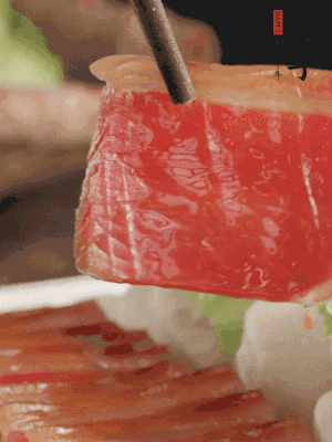 吃的時(shí)候，把薄片火腿放入荷葉夾中就可以了。