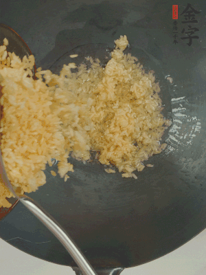 熱油下鍋，邊按壓邊翻炒均勻。