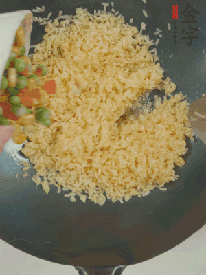 下豌豆粒、胡蘿卜粒、玉米粒。（買現(xiàn)成冷凍的雜菜即可，非常方便）