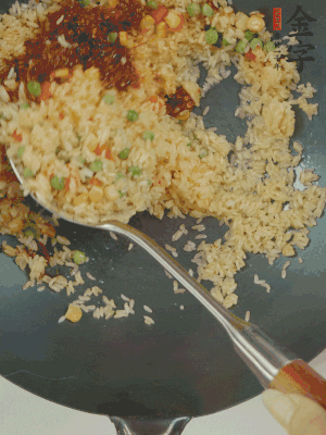 翻炒熟后，加金字火腿XO醬。