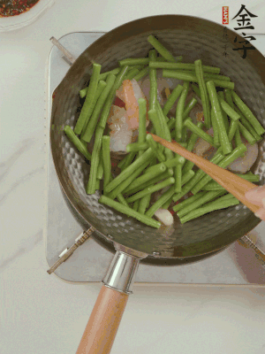 下掰好的缸豆段翻炒，略燜煮。