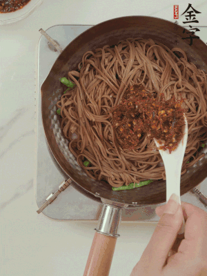 下蕎麥面，淋上少許醬油，加2勺金字火腿大師醬略翻炒即可。