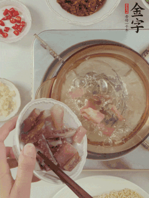 魷魚熱水下鍋，焯水備用。