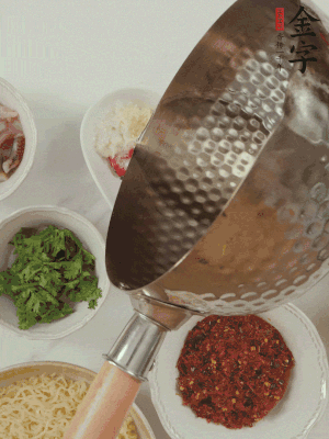 蒜末、小米辣、芝麻淋上熱油。