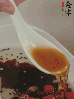 再加2勺生抽、1勺香醋攪拌。