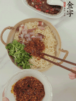 在面上鋪魷魚、香菜、金字火腿大師醬。