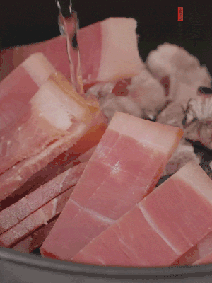 排骨、黃鱔段、金字火腿片放入砂鍋中，加沒過食材的水。