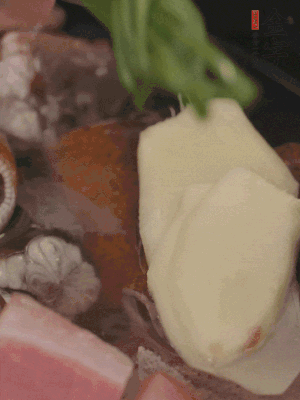 加姜片、蔥結(jié)、料酒。