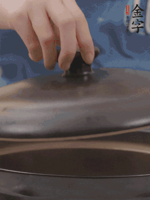 大火煮開后轉(zhuǎn)小火，燉煮20分鐘左右。