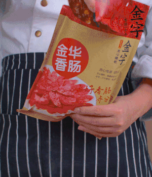 香腸切成斜片，小米辣切成斜片。