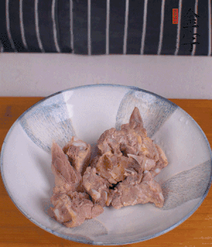 排骨加1勺黃酒、1勺蠔油、1勺玉米淀粉、1/4勺胡椒粉腌制半小時(shí)。