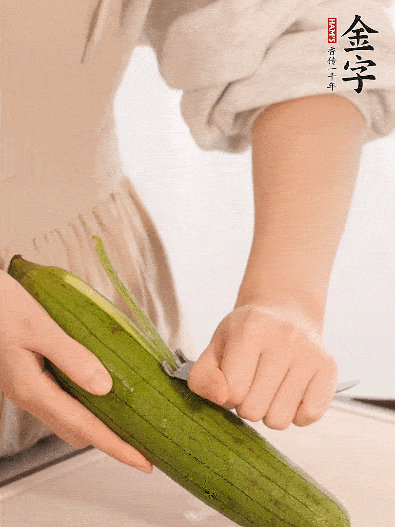 絲瓜去皮切滾刀塊用鹽殺一下水分洗凈。