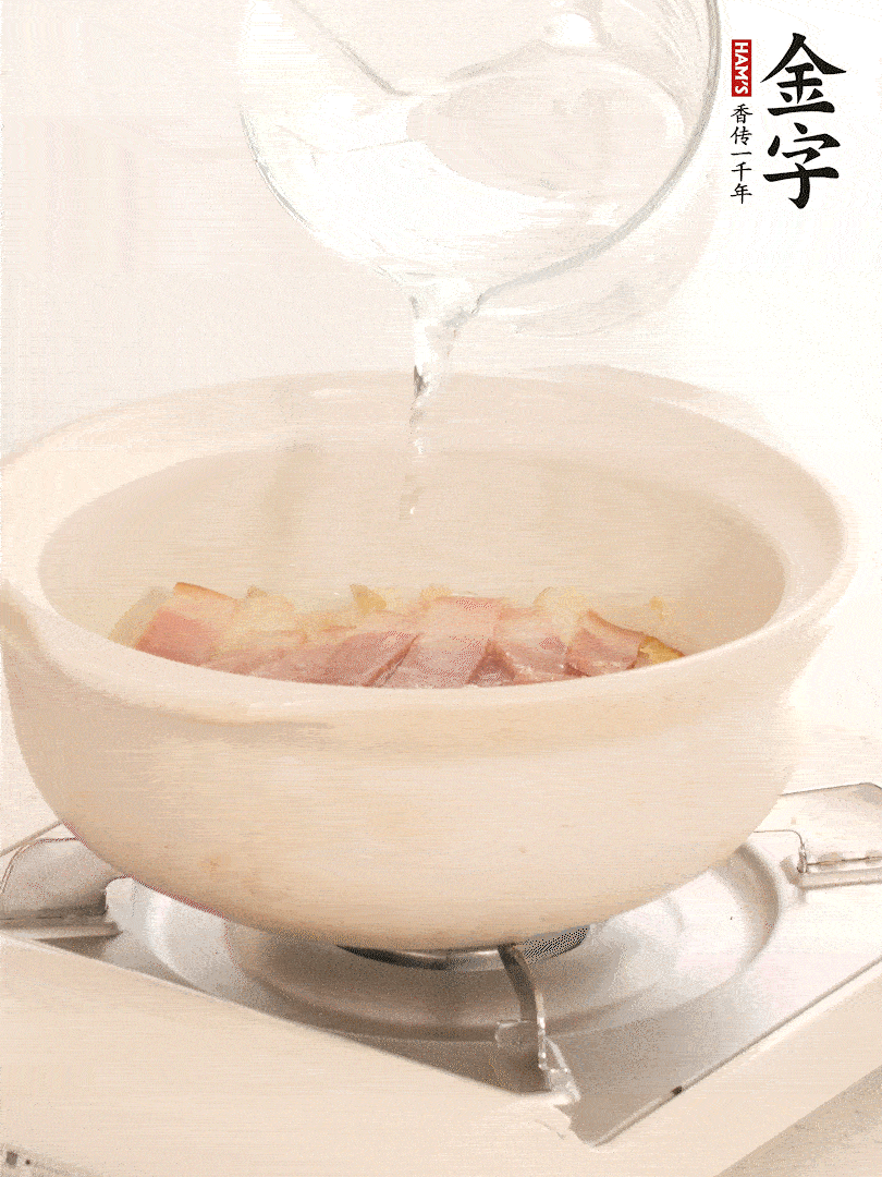 放入火腿片，加開水，再加入豆腐