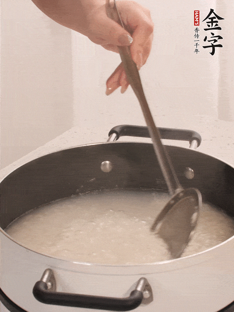 香菇、土豆、胡蘿卜、金字土香腸切小塊。