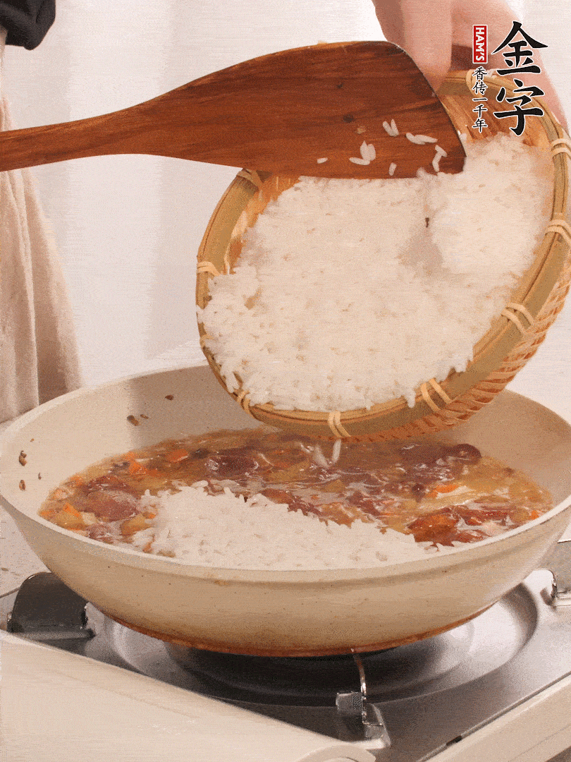 熱鍋燒油，香腸煸出油，加姜片去腥，加土豆、胡蘿卜、香菇翻炒到半熟，隨后加豆角、2小勺鹽、1大勺生抽，煸炒均勻。