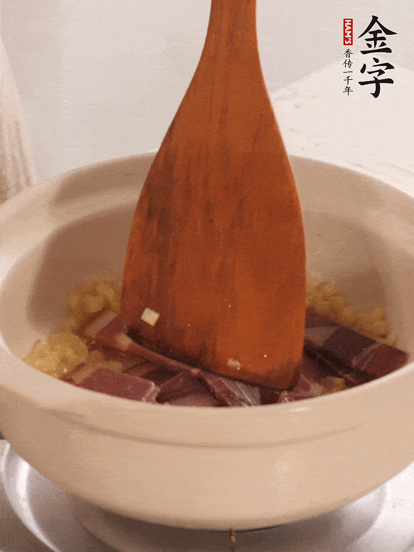 加熱水，加入白菜蓋上蓋子煨煮3分鐘。