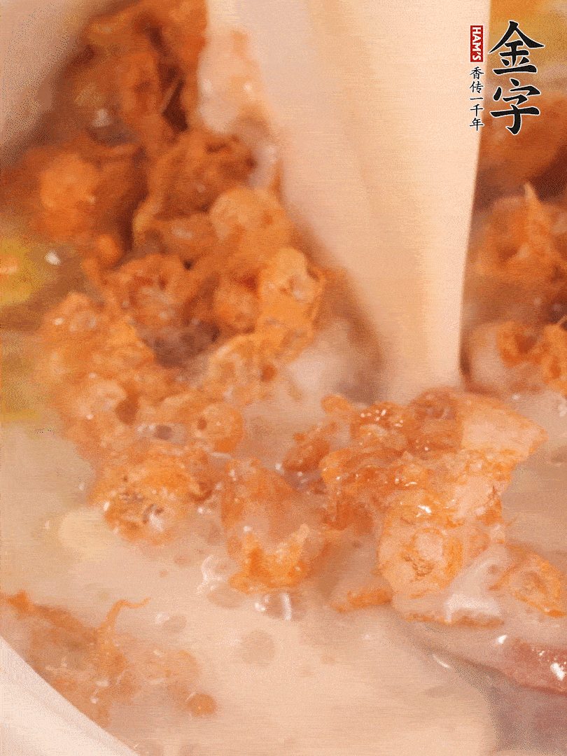 加入蛋酥再煨煮2分鐘，加入豆?jié){。