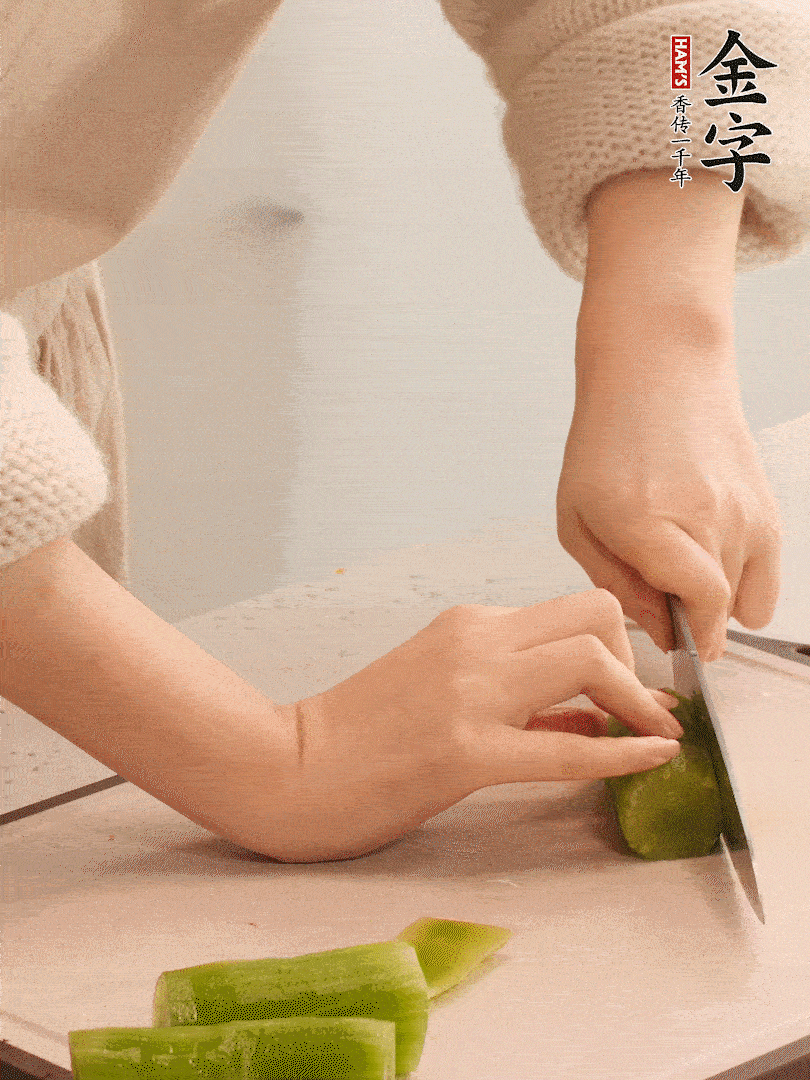 萵筍和白蘿卜用擦絲器擦成細(xì)絲。