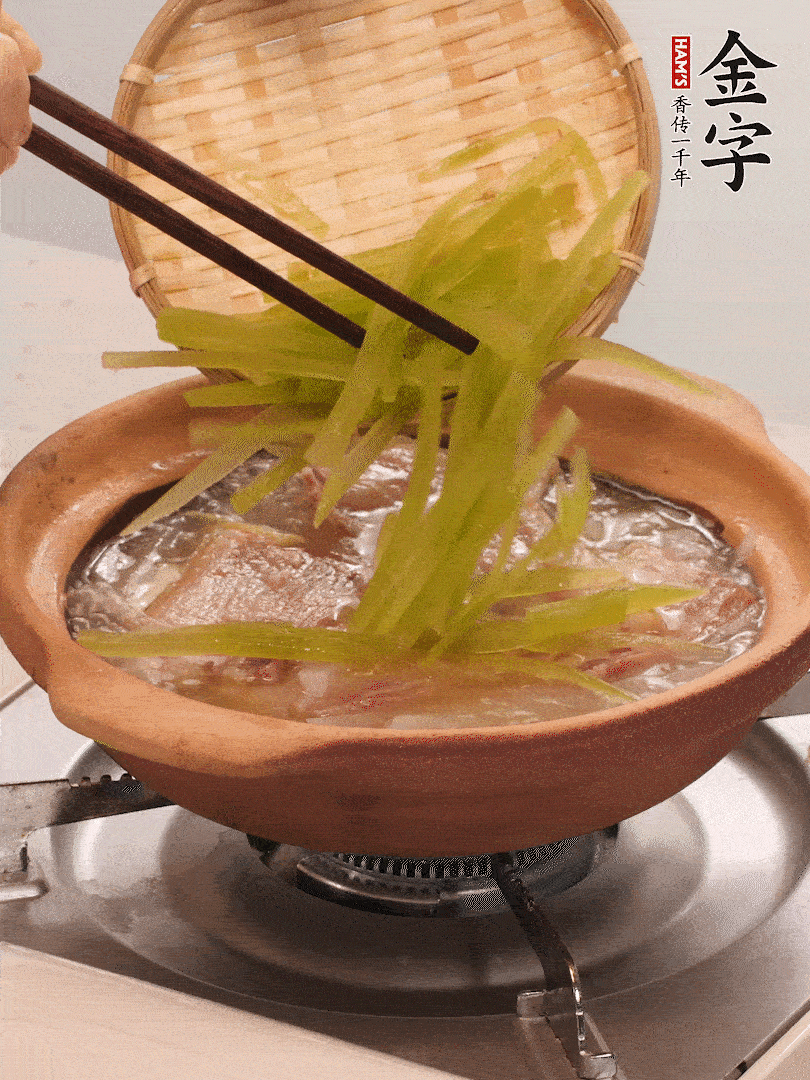 放入白蘿卜絲繼續(xù)炒軟炒至透明狀。