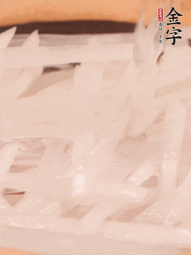 倒入熱水煮開(kāi)后，轉(zhuǎn)小火燉煮10分鐘，呈奶白色湯底。