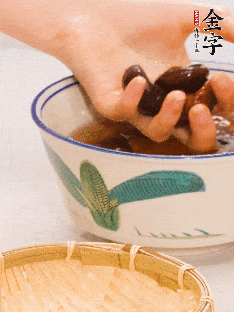 干香菇提前泡發(fā)切片，泡香菇水留著備用。