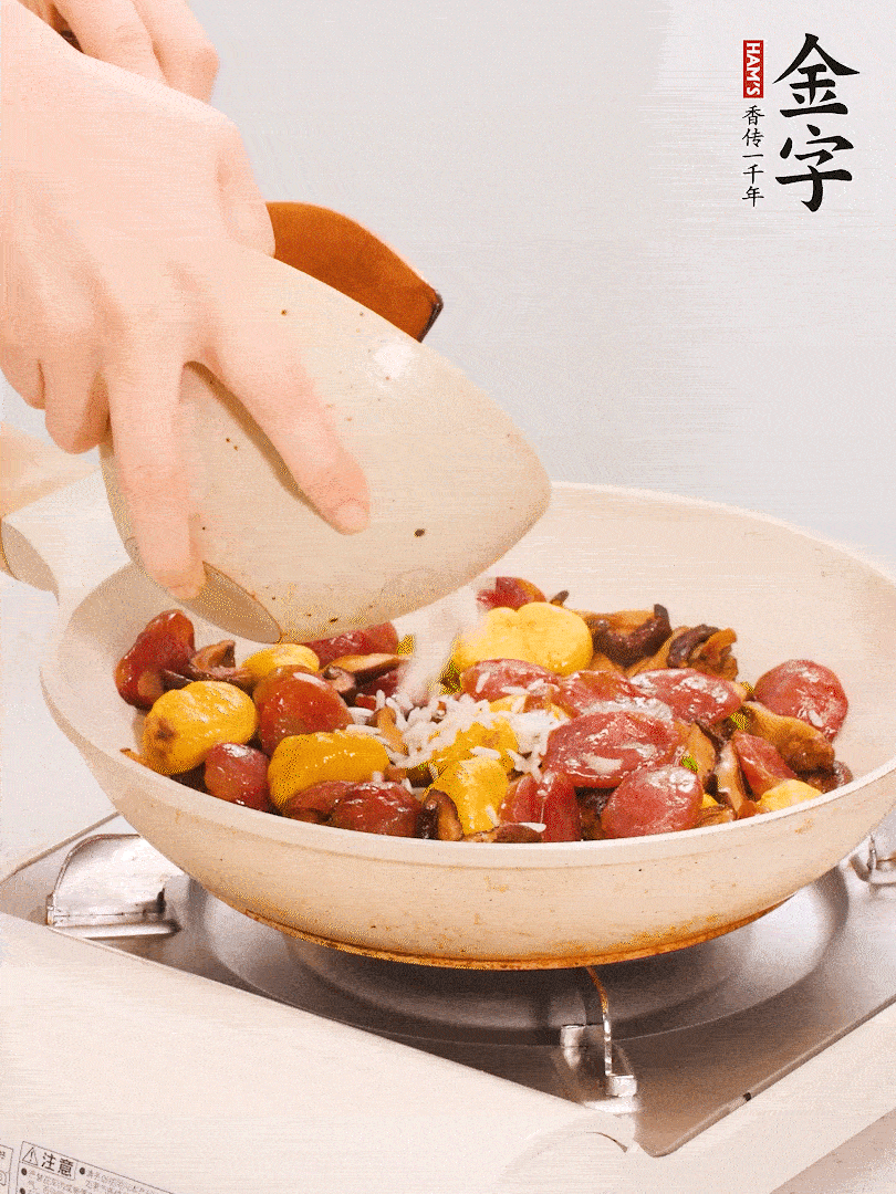 把米淘洗干凈，放入切好的香菇、板栗、毛豆。