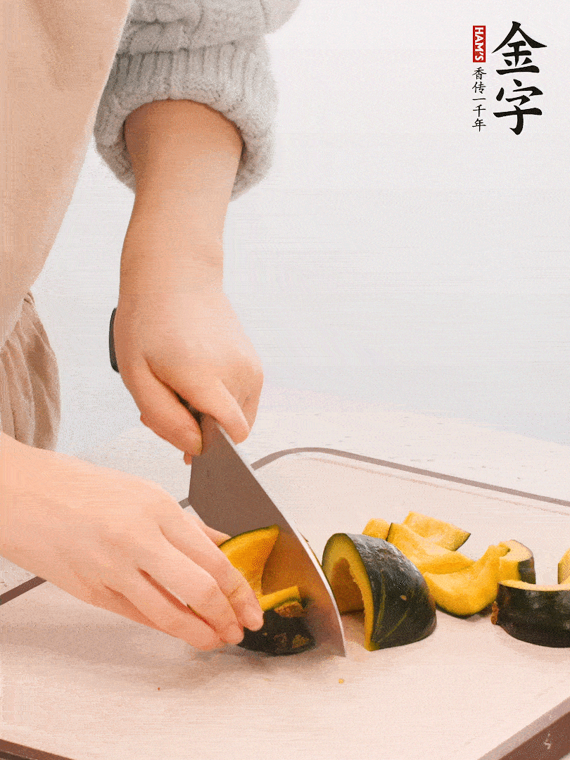 貝貝南瓜切小塊，生姜切成姜絲。