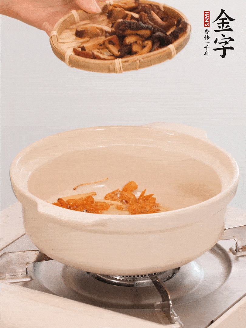 砂鍋倒入少許油，放入姜絲、海米小火煸香；再放入香腸、南瓜、干香菇一起翻炒2分鐘。