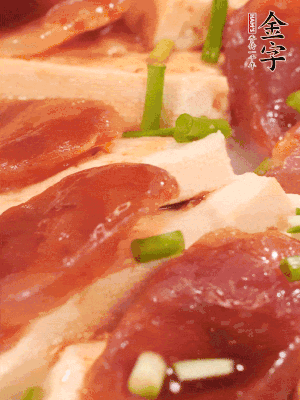 調(diào)一個(gè)醬汁：2勺生抽、1勺蠔油、半勺白糖、1勺淀粉、半碗清水調(diào)成料汁燒開