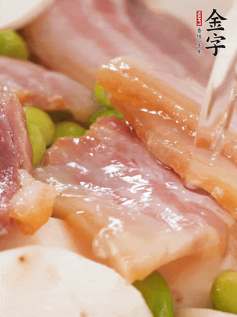 倒入芋艿、熟毛豆，翻炒均勻，加1小碗水煮開(kāi)