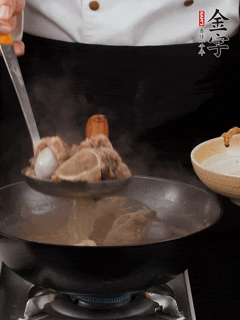 大筒骨清水浸泡30分鐘，中途換水2-3次。冷水下鍋，加姜片、料酒焯水，撇去浮沫。