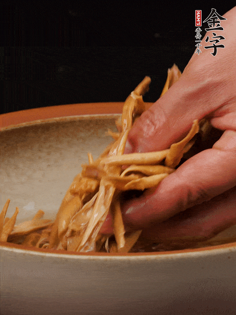 農(nóng)家土筍尖提前泡軟，用刀劃成細絲，這樣會更加入味。