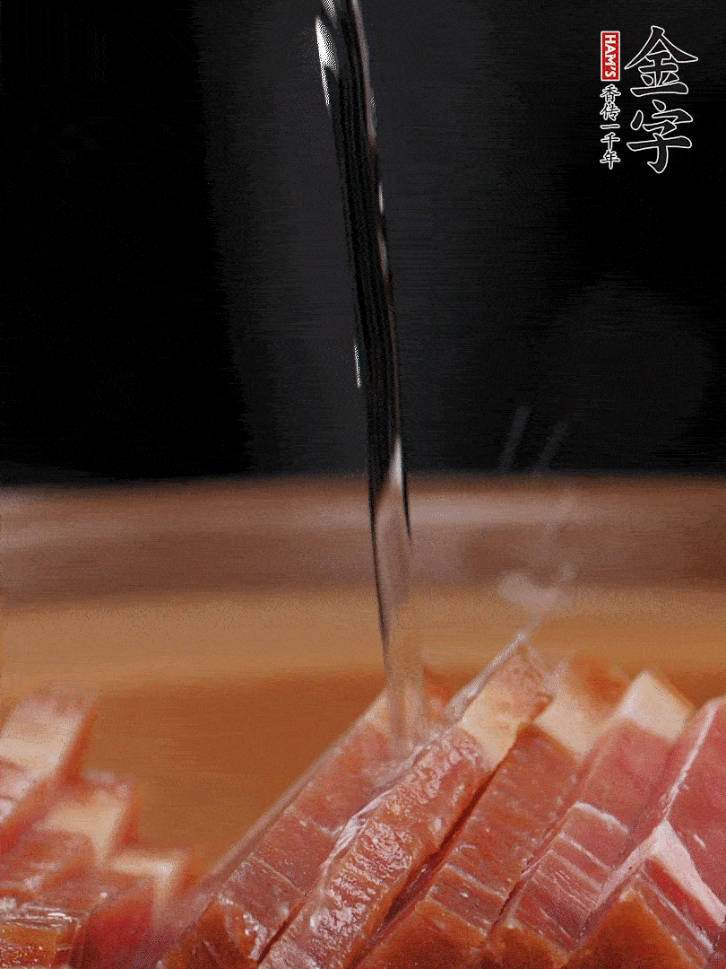 金字火腿切片，放入溫水中泡10分鐘，金字土香腸斜切成片。千張切成細條。