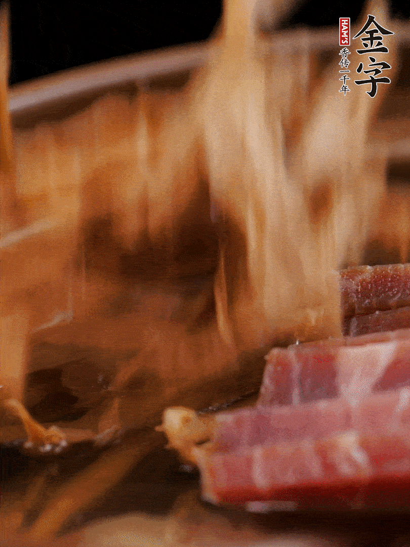 大筒骨、金字火腿、姜片、黃酒一起放入砂鍋，加筍干燉煮40分鐘。（如果家里有高壓鍋，用高壓鍋把高湯壓出來更鮮濃。）