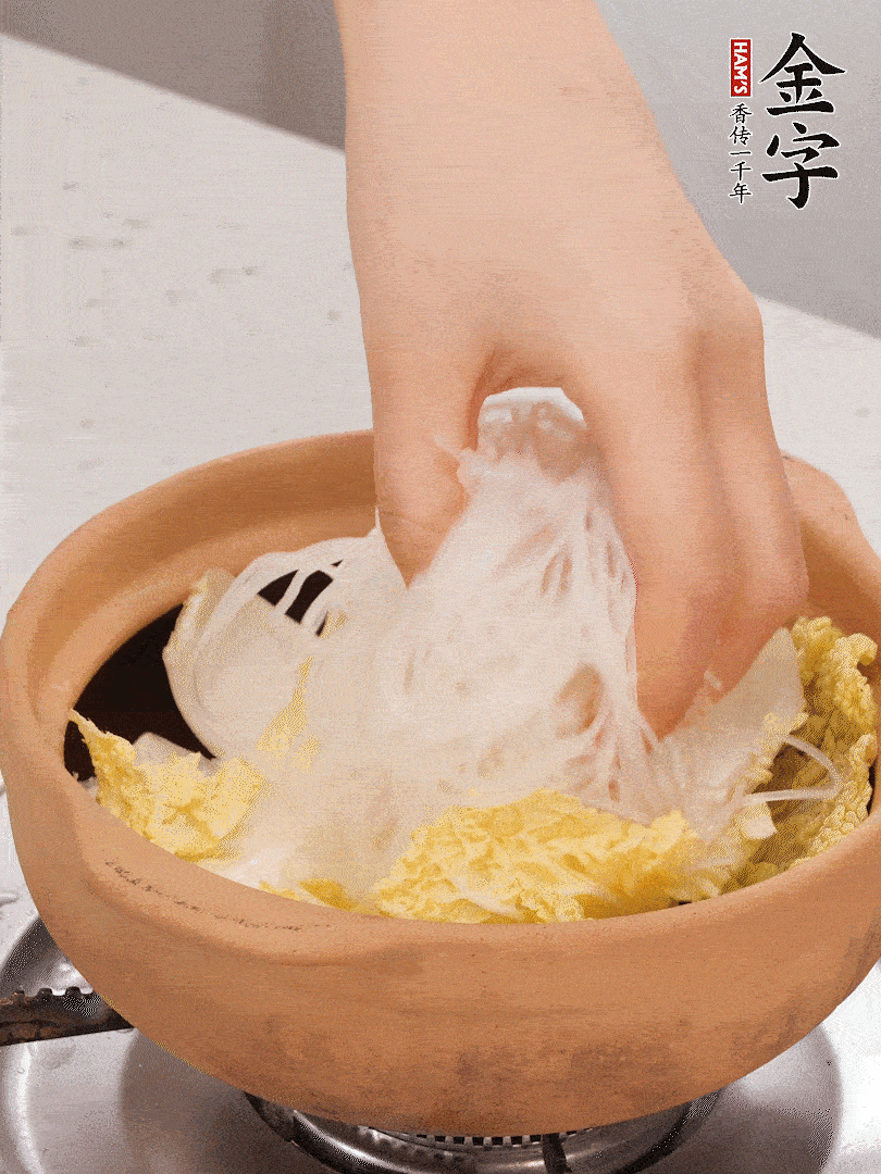 放入提前泡軟的粉絲，蓋上蒜蓉醬汁