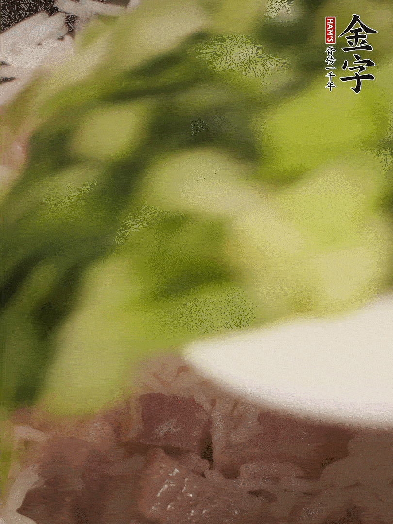 將燜煮好的米飯，倒入炒熟的蔬菜中，翻炒均勻鍆繼續(xù)燜煮5分鐘