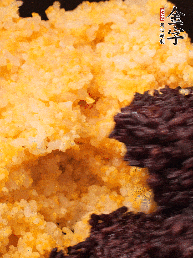 混合小米、紫米煮熟，加豬油攪拌均勻（紫米分開煮在攪拌）