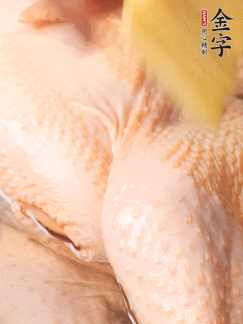 老母雞去頭去尾，斬去雞爪。冷水入鍋，加料酒、蔥姜焯水，煮出浮沫后撈出，用清水洗凈