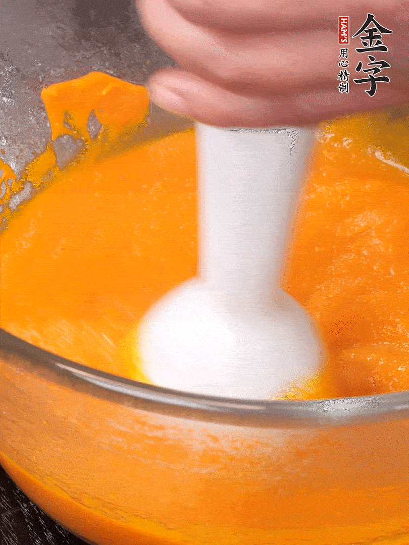 300g南瓜，去皮去瓤切滾刀塊，大火蒸8分鐘，料理機打成泥，篩網(wǎng)過篩成泥